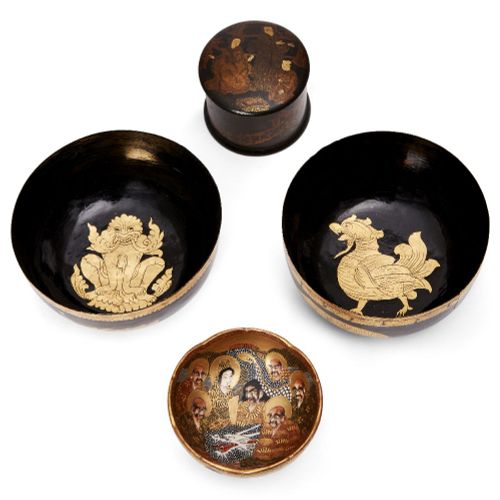 Null Deux bols en laque birmane à décor doré, début du 20e siècle, l'un décoré d&hellip;