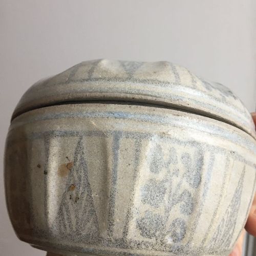 Null 六件泰国Sawankhalok陶器石灰盒和盖子，16世纪，釉下蓝彩绘藤叶和装饰，带帽子的面板，宽10厘米 - 13.5厘米（6件



 品相报告 状&hellip;