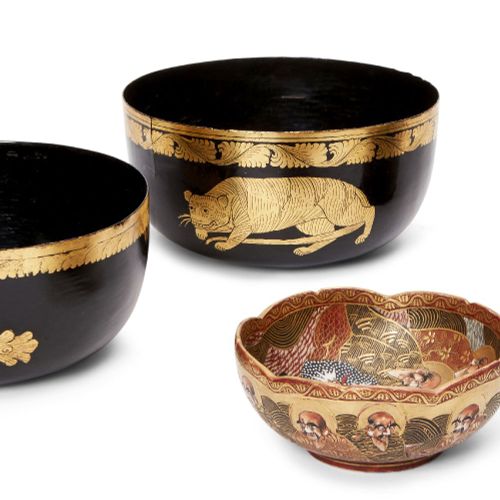 Null 两个缅甸鎏金装饰的漆碗，20世纪初，一个装饰有老虎，另一个装饰有异国情调的鸟类，直径12.5厘米，一个日本萨摩碗和一个中国漆器圆盒和盖子（4）

请参&hellip;
