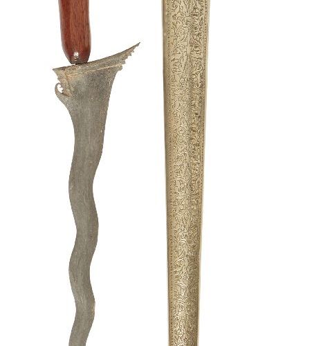Null 四个马来鸢尾花，19世纪末/20世纪初，其中两个带有玳瑁装的刀鞘，最小的一个带有精细的水银刀和雕刻的刀柄，长25厘米-46厘米

请参考部门的状况报告