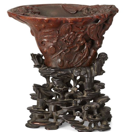 Null 
罕见的中国犀牛角 "佛手 "酒杯，17/18世纪，精雕细琢的树干，把手雕刻成手指香橼树的枝叶，侧面有一个，内部有两个，长15厘米，高8厘米，配以精雕&hellip;