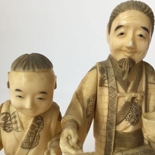 Null Three Japanese ivory figural okimono, Meiji Period ca.1900, a pair each dep&hellip;