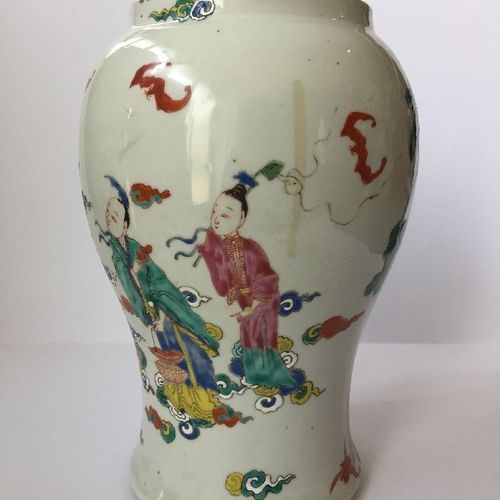 Null Paire de vases en porcelaine chinoise, période Yongzheng, peints en émaux d&hellip;