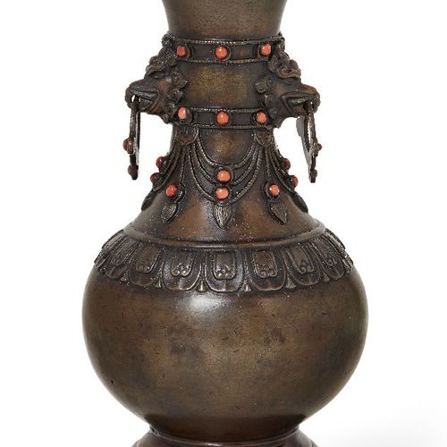 Null Propriété d'un Gentleman (lots 36-85)



Un vase d'autel chinois en bronze,&hellip;