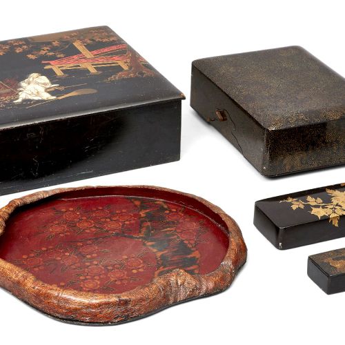 Null 一组日本漆器，19世纪，包括一个大的盒子，镶嵌着象牙的人物围绕着火；一个木托盘，雕刻着树枝的嘴唇；两个漆器书法盒；一个中等盖的盒子，有滚动的设计；一个&hellip;