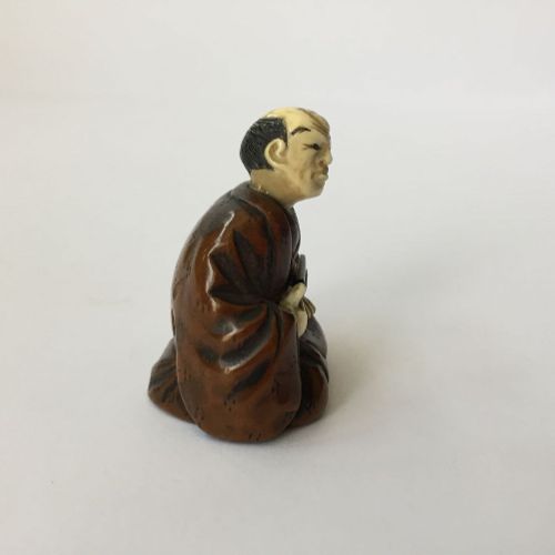 Null 三件日本木制网饰，19世纪，雕刻为Hotei和Karako在下围棋；一个Okina Noh面具；以及带金属扇的贵族坐姿，手和头是象牙的，最大的4厘米（&hellip;