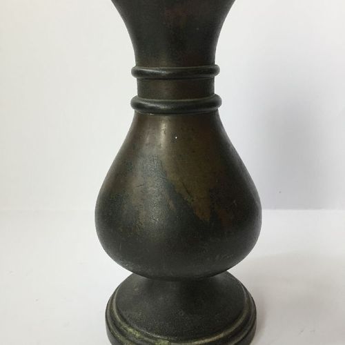 Null A Chinese bronze vase, 17th century, cast with a bulbous, pear-shaped body &hellip;