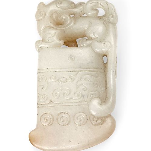 Null 先生们的财产（拍品36-85



一件中国白玉和赤色玉的斧头形吊坠，18世纪，形成了古朴的斧头，上面有一个头向后转的神兽，石头是均匀的白色半透明色调&hellip;