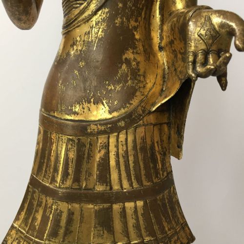 Null 大型汉藏鎏金青铜观音菩萨立像，17世纪，右手持阿弥陀佛，左手持金刚经，戴着精致的皇冠和花形耳环，脖子上有雕刻的项链，穿着褶皱的衣服，脚踝上有珠子的脚链&hellip;