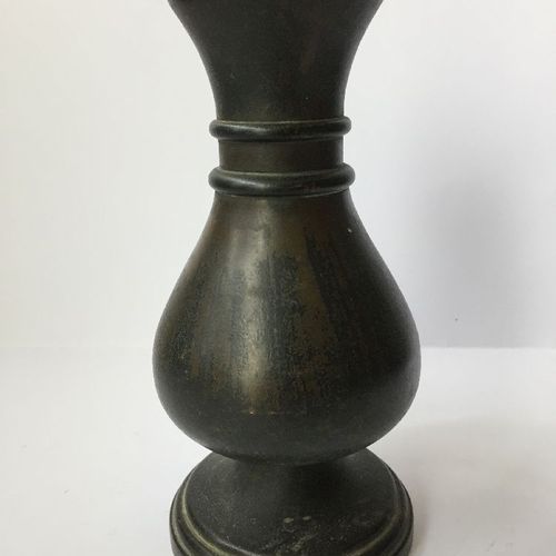 Null A Chinese bronze vase, 17th century, cast with a bulbous, pear-shaped body &hellip;