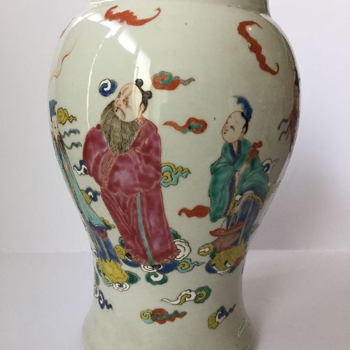 Null A pair of Chinese porcelain vases, Yongzheng period, painted in famille ros&hellip;