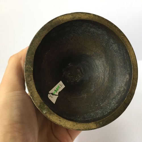 Null 中国青铜花瓶，17世纪，铸有球状的梨形瓶身，两条领带环绕着纤细的颈部，都放在一个平展的阶梯形脚上，高18厘米

品相报告 状况报告。总的来说，状态相当&hellip;