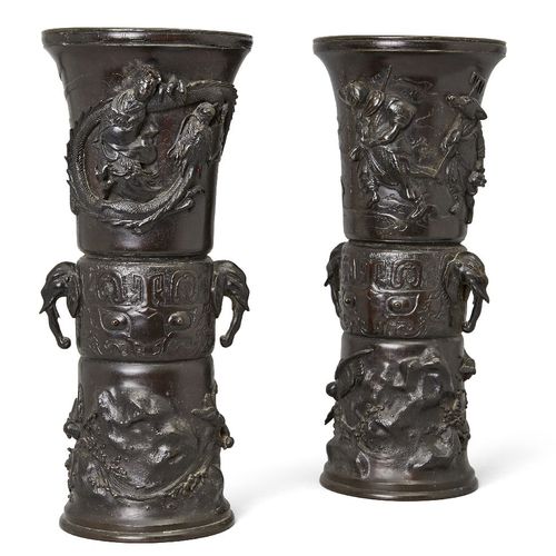 Null 一对日本大型青铜套筒花瓶，明治时期，每个花瓶的中央部分都铸有一个饕餮面具，两侧是一对大象面具把手，下面是装饰有神话场景的部分，下部雕刻有飞行中的鸟类，&hellip;
