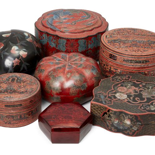 Null 六个中国和缅甸的漆盒，19-20世纪，包括一个中国的 "桃子 "漆盒，模型是一个桃子，上面装饰着结实的桃枝，长25厘米，两个缅甸的圆形盒子，直径17.&hellip;