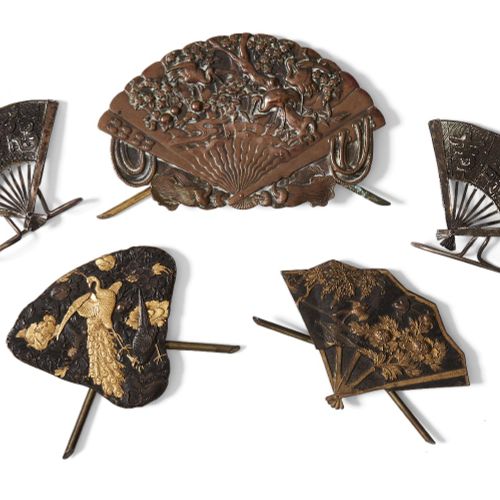 Null 一组小型的日本混合金属菜单架，19世纪，包括一个复杂的设计有一只飞翔的鎏金孔雀的面板，一对匹配的幸运扇，以及另外两个扇形的装饰有鸟类和动物的扇子，最大&hellip;
