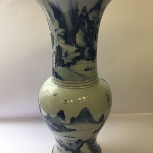 Null Vase "queue de phénix" en porcelaine de Chine, XVIIIe siècle, peint en bleu&hellip;