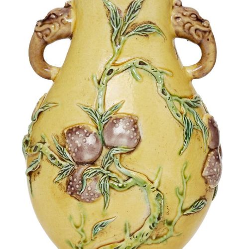 Null Vase chinois à fond jaune décoré d'aubergine et de vert, hu, XIXe siècle, m&hellip;