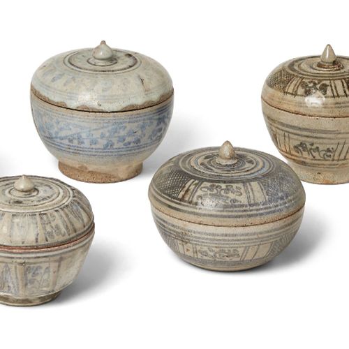 Null 六件泰国Sawankhalok陶器石灰盒和盖子，16世纪，釉下蓝彩绘藤叶和装饰，带帽子的面板，宽10厘米 - 13.5厘米（6件



 品相报告 状&hellip;