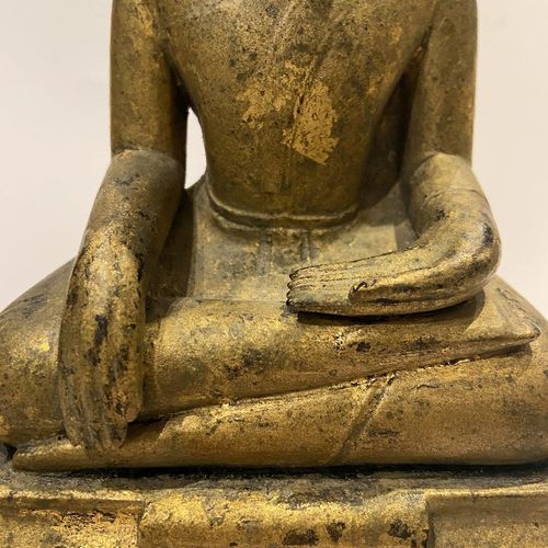 Null Bouddha assis en bois doré cambodgien, 19ème siècle, 31cm de haut



Proven&hellip;