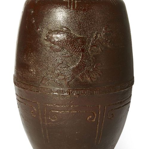 Null Vase ovoïde en bronze japonais, 19e siècle, décoré de koï et d'une bordure &hellip;