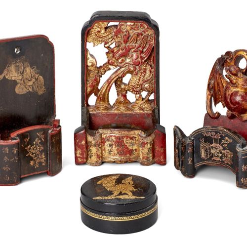Null 三个中国木雕壁袋和一个缅甸漆圆盒及盖子，19世纪末-20世纪初，一个壁袋雕有蝙蝠，另一个雕有龙，高16厘米、20厘米和22厘米，盒子直径10厘米（4）&hellip;