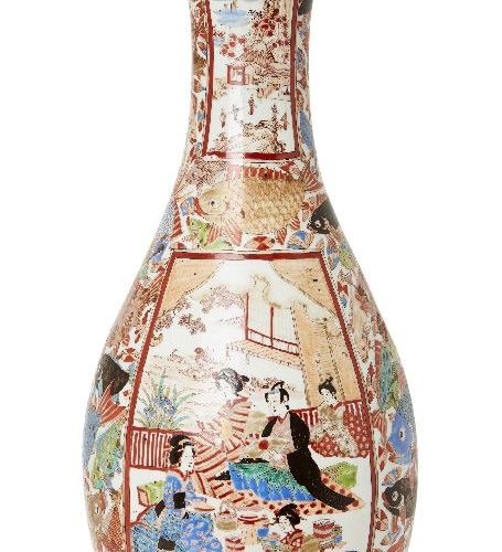 Null Un grand vase japonais Arita, fin du 19ème siècle, de forme trompette avec &hellip;