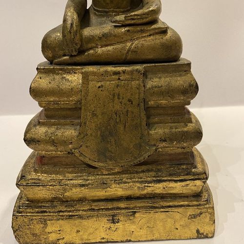 Null Bouddha assis en bois doré cambodgien, 19ème siècle, 31cm de haut



Proven&hellip;