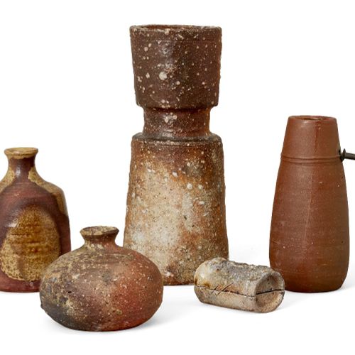 Null 一组小的日本工作室陶器，20世纪，包括四个不同的花瓶，包括Bizen ware和一个小的有盖的盒子，其中一些底部有刻的签名，最大的23厘米高(5)

&hellip;