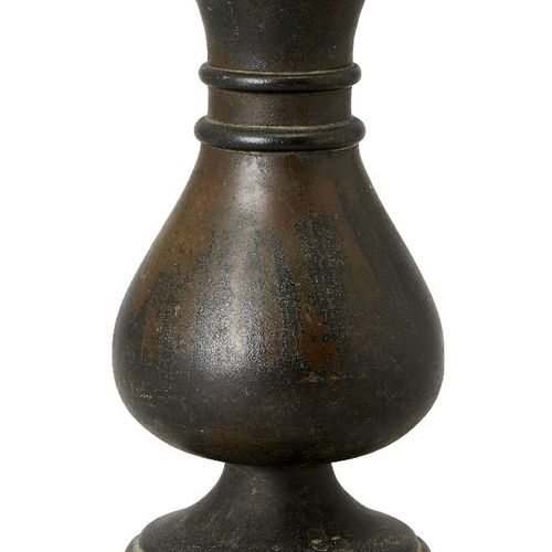 Null Vase chinois en bronze, XVIIe siècle, moulé avec un corps bulbeux en forme &hellip;