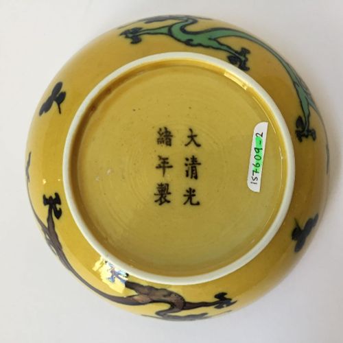 Null Petit plat-soupière chinois en porcelaine à fond jaune, aubergine et vert, &hellip;
