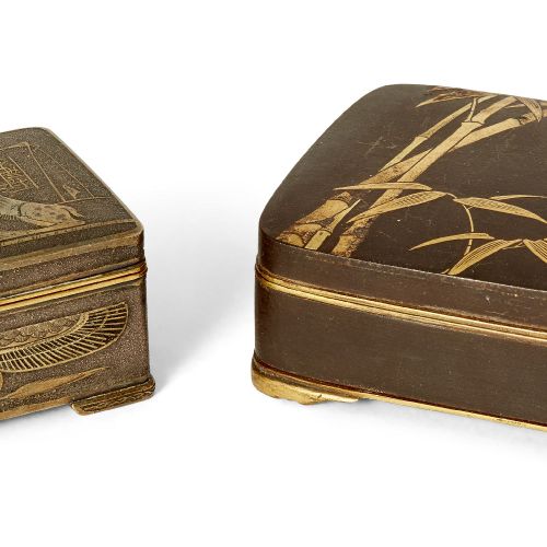 Null 两个小迈风格的小药箱，19世纪末20世纪初，一个外部装饰有竹子，内部装饰有村庄场景和植物，内部封有Koma，另一个有埃及图案，6.5厘米和4.5厘米（&hellip;