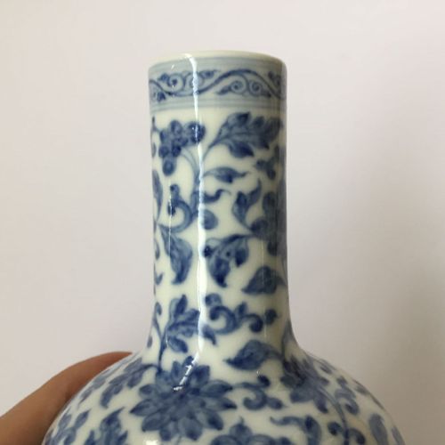 Null 中国瓷器 "荷花 "小瓶，乾隆年款，釉里红绘荷花茎叶，底部有釉里红印记，高13厘米，装有竹盒

轻微磨损，总体良好。