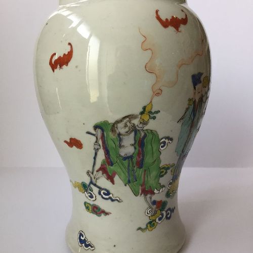 Null Paire de vases en porcelaine chinoise, période Yongzheng, peints en émaux d&hellip;