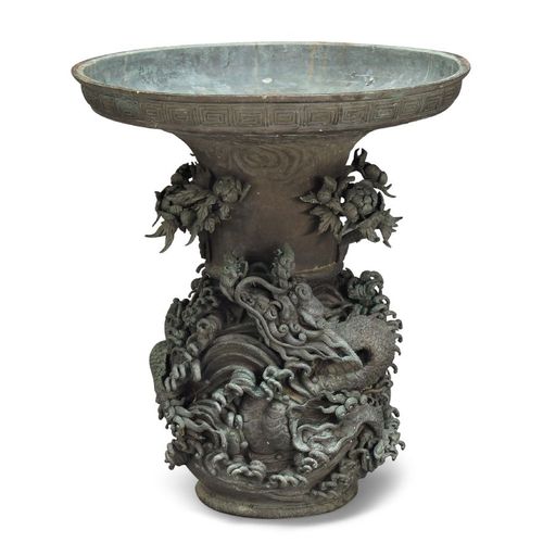Null A large Japanese bronze vase, late 19th century, cast in high relief below &hellip;