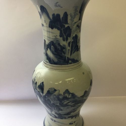 Null Vase "queue de phénix" en porcelaine de Chine, XVIIIe siècle, peint en bleu&hellip;