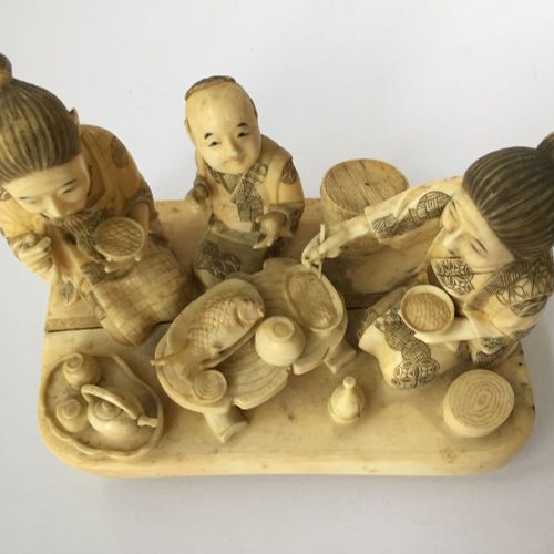 Null 三件日本象牙塑像和服，明治时期，约1900年，一对都描绘了一家人坐在一起享受晚餐的情景，每件都在底座上刻有Gyokushi；第三件描绘了留着Chonm&hellip;