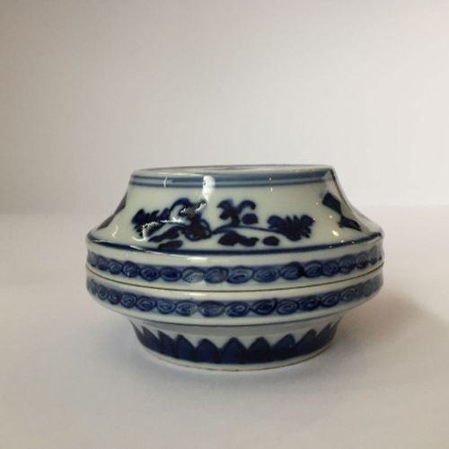 Null 中国瓷器明式圆盒和盖子，18世纪，盖子上有釉下蓝彩，弧形边上有一圈古式图案和花纹，直径10厘米

出处。以前由前上海市警察局助理局长（1919-192&hellip;