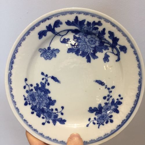 Null Une assiette en porcelaine chinoise, marque et période Guangxu, peinte en b&hellip;