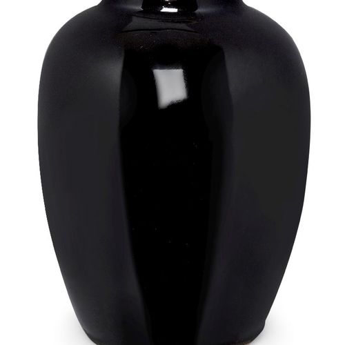 Null A Chinese porcelain monochrome jar, 19th century, covered in a mirror-black&hellip;