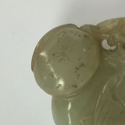 Null Un pendentif en jade céladon chinois "lingzhi" et un cheval en corail, 19e &hellip;