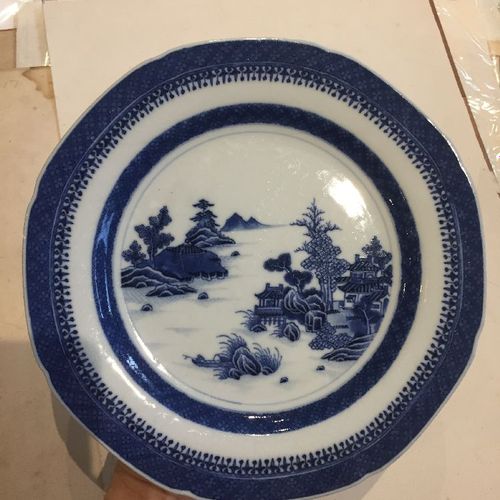 Null Un groupe d'assiettes et de soucoupes en porcelaine d'exportation chinoise,&hellip;