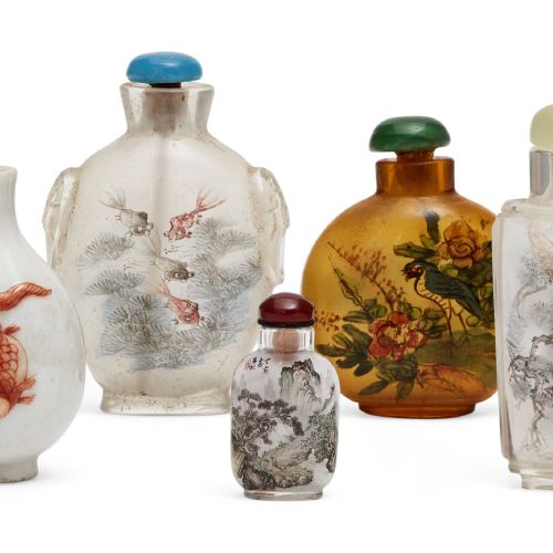 Null 中國鼻煙壺系列，19-20世紀，包括五件內畫鼻煙壺，一件北京紅套玻璃鼻煙壺，雕有松鼠和葡萄果實，一件瓷器鼻煙壺，壺身有一對金魚。

紅色套料玻璃鼻煙壺&hellip;