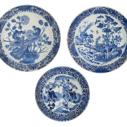 Null Three Chinese porcelain plates, late 19th century, comprising a pair painte&hellip;