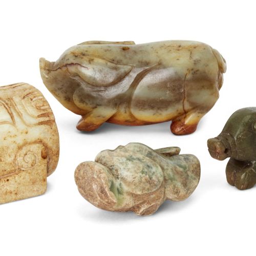 Null 四件中国古代玉雕，19世纪，包括两只猪，一只是灰褐色、赤褐色和黄色三种颜色，长8厘米，另一只是深绿色，长6厘米，还有两个面具挂件，长4.5厘米和5.5&hellip;