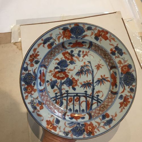 Null 一组中国外销瓷盘和碟子，18-19世纪，两个以伊玛瑞调色板装饰的盘子，两个以釉下蓝画沿海风景的盘子，一个装饰有 "爱情追逐 "场景的碟子，一个金瓯沉船&hellip;