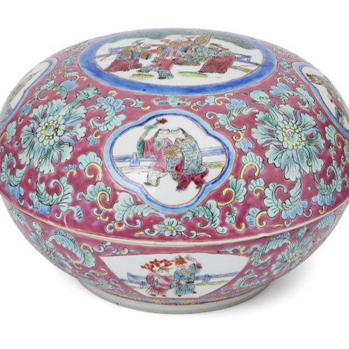 Null 中国大型瓷器圆盒及盖，20世纪初，粉彩绘三星，松树下的对话，几个小的板块显示各种神仙携带的吉祥物，都在粉色地的莲花和滚动的叶茎中，底部有红色珐琅彩的同&hellip;