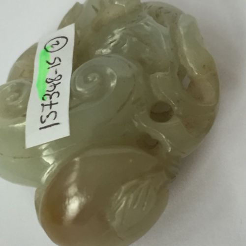 Null Un pendentif en jade céladon chinois "lingzhi" et un cheval en corail, 19e &hellip;