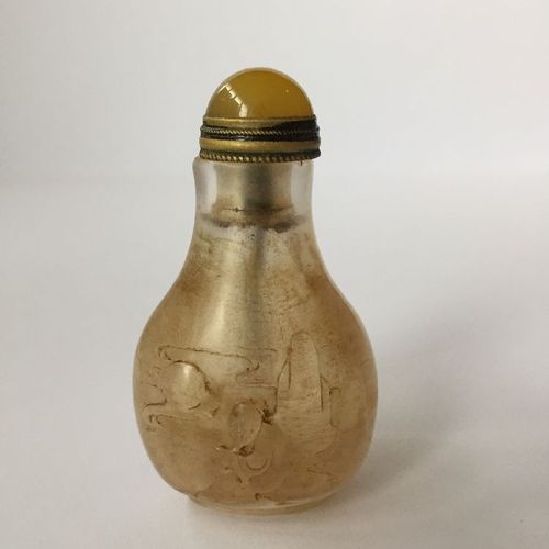 Null 一件中国水晶鼻烟壶，19世纪，雕有月亮下的坐着的学者，高6厘米，黄色硬石塞，一个蚀刻的玻璃笔筒，高12厘米，和一个水晶印章，长6厘米 (3)

请参考&hellip;