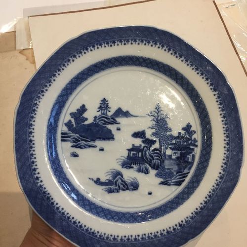 Null 一组中国外销瓷盘和碟子，18-19世纪，两个以伊玛瑞调色板装饰的盘子，两个以釉下蓝画沿海风景的盘子，一个装饰有 "爱情追逐 "场景的碟子，一个金瓯沉船&hellip;