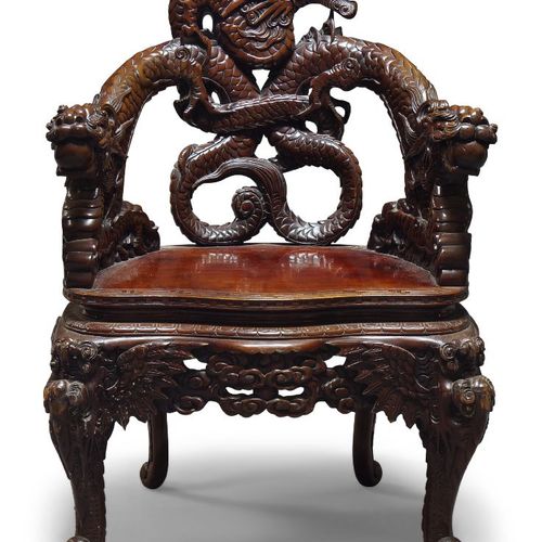 Null 一把中国木雕 "龙 "椅，20世纪初，雕刻着大量的龙背和龙臂



请参考部门的状况报告